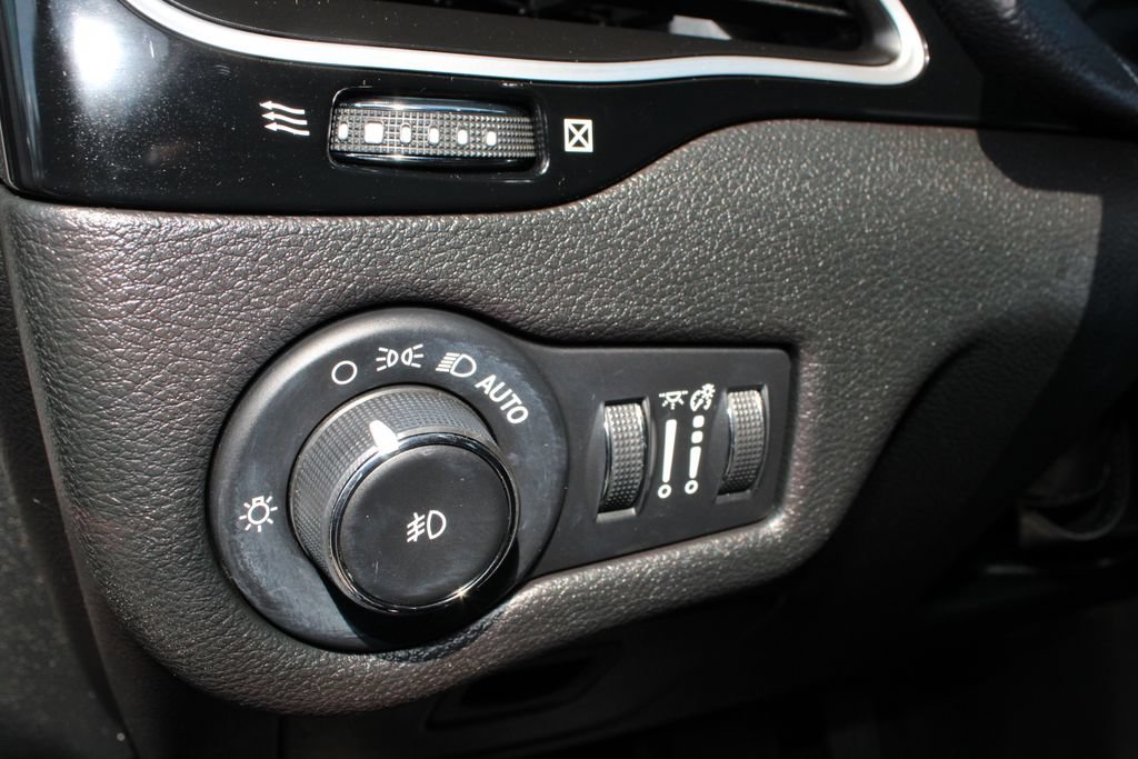 Used 2020 Jeep Cherokee Latitude Plus AWD/4WD image 28