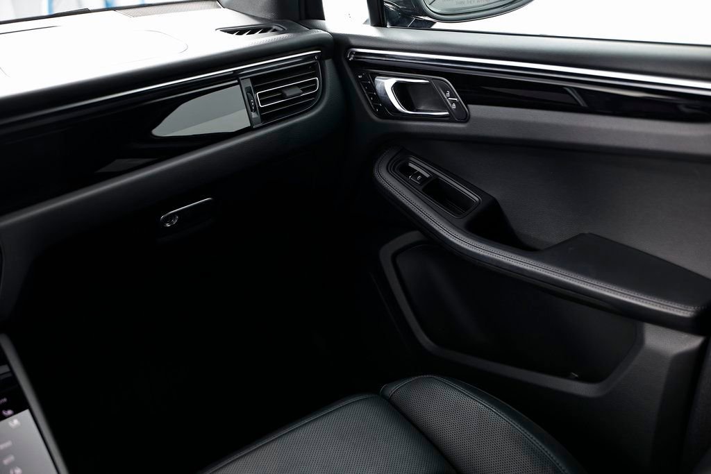 Used 2023 Porsche Macan Turbo image 31