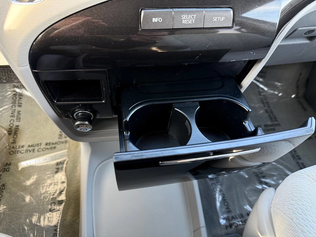Used 2014 Toyota Sienna LE image 99