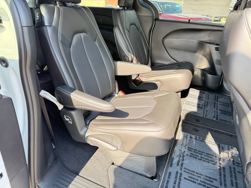 New 2025 Chrysler Pacifica Select FWD image 24