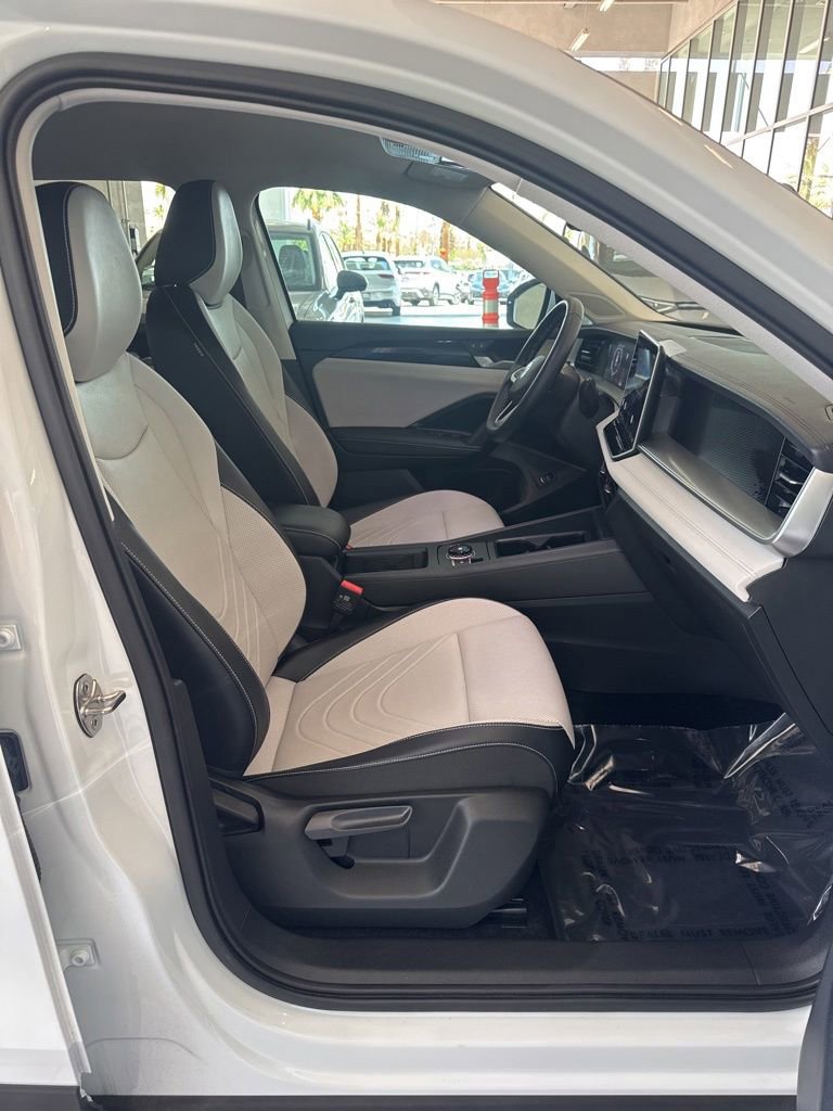 Certified 2025 Volkswagen Tiguan SE FWD image 9