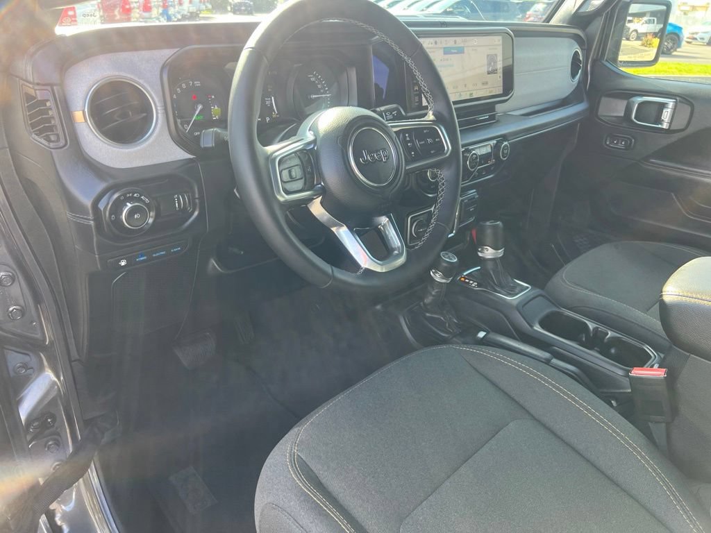 Used 2025 Jeep Wrangler Unlimited Sahara w/ Safety Group AWD/4WD image 17