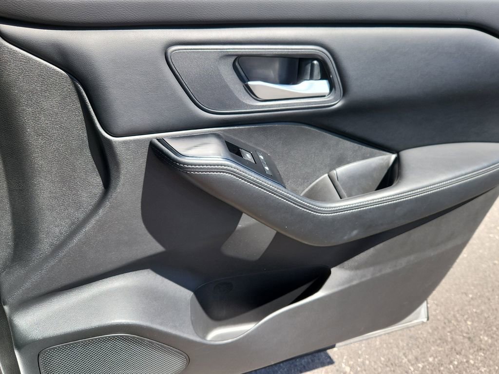 Used 2024 Nissan Rogue SV AWD/4WD image 15
