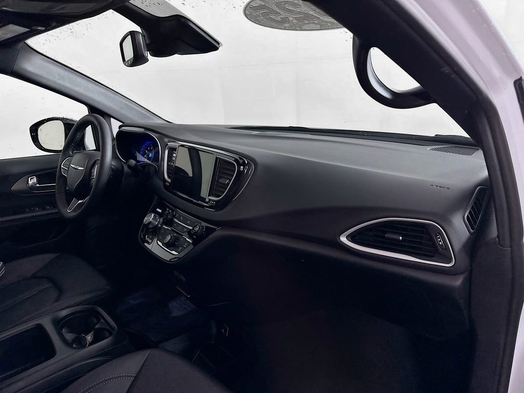 Certified 2025 Chrysler Pacifica Select image 40