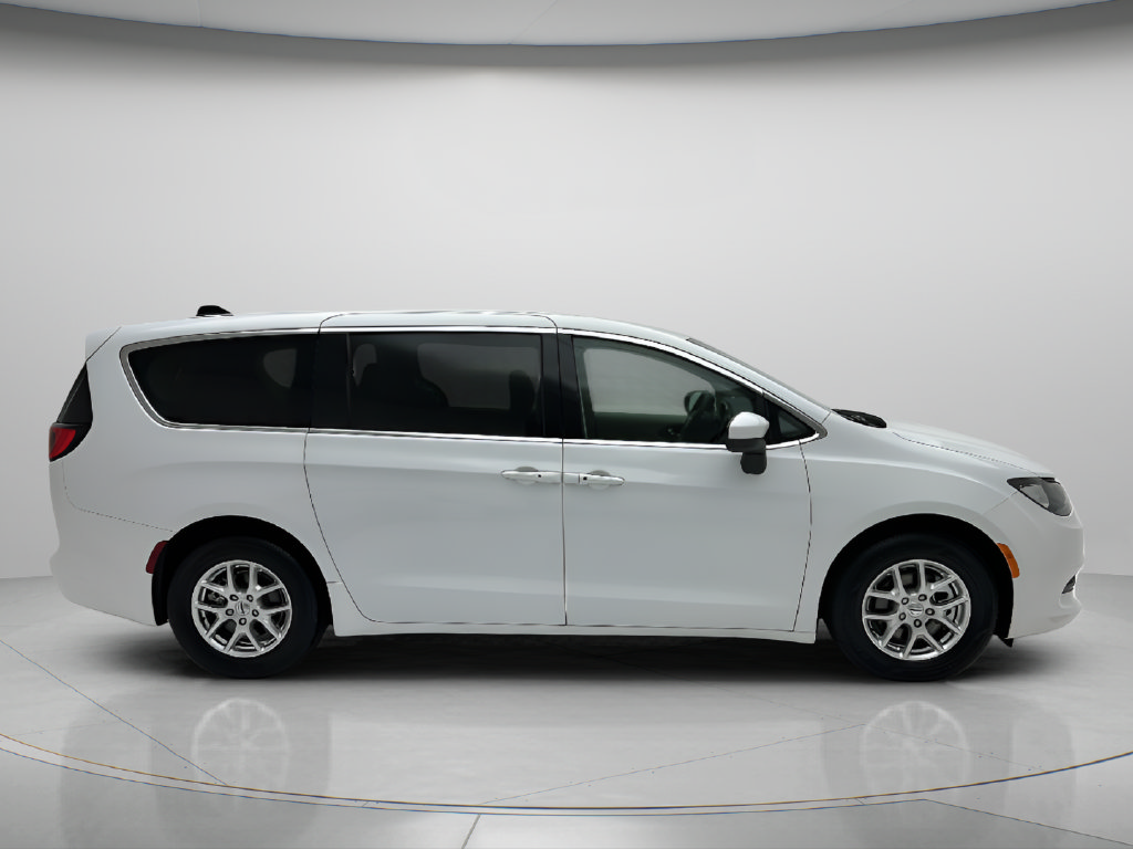 Used 2023 Chrysler Voyager LX FWD image 4