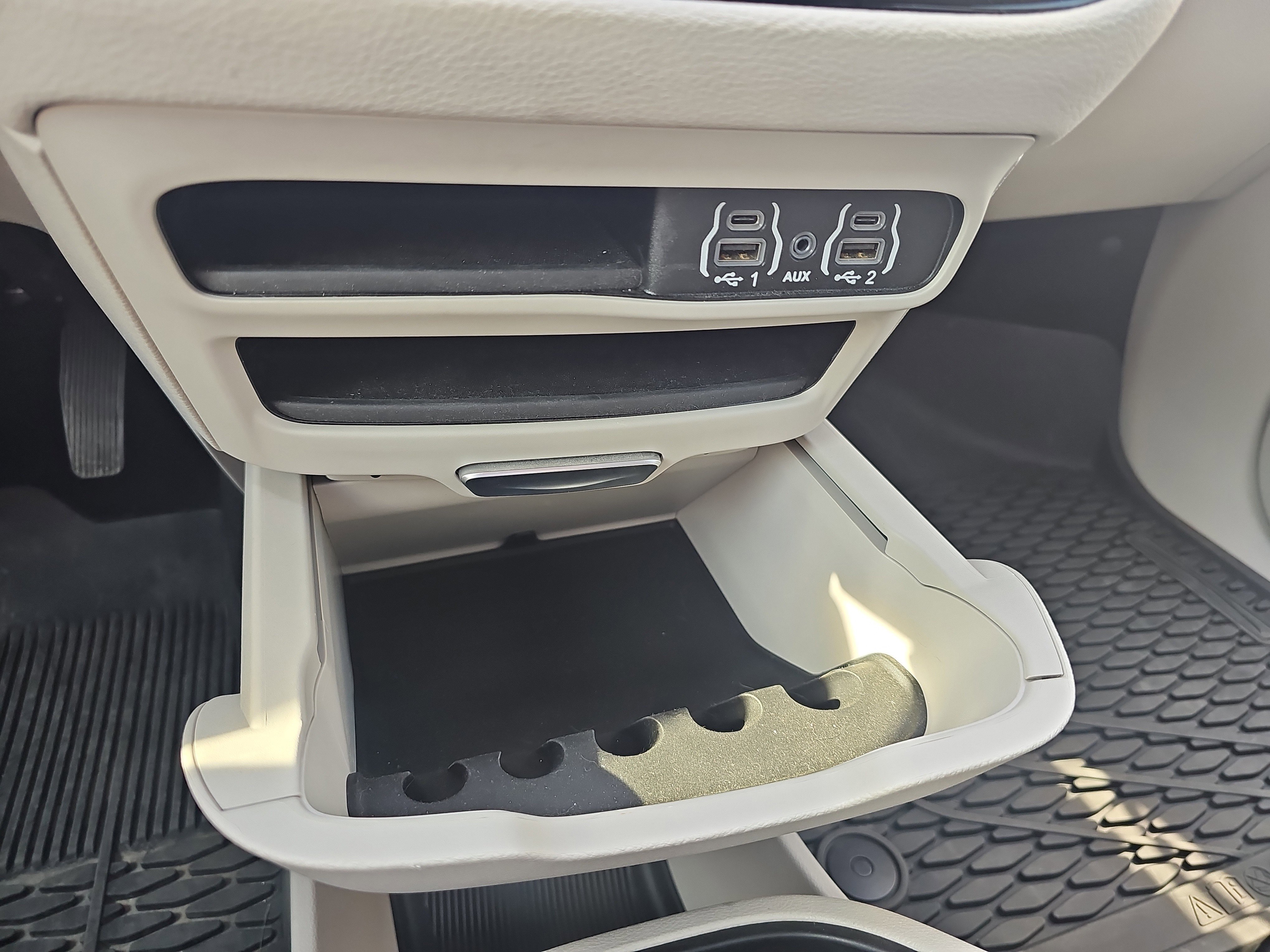 Used 2024 Chrysler Pacifica Touring-L w/ Road Tripper Package image 30