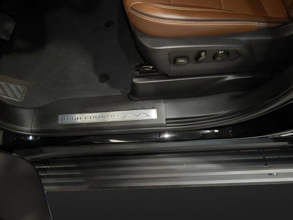 Used 2025 Chevrolet Suburban High Country image 17