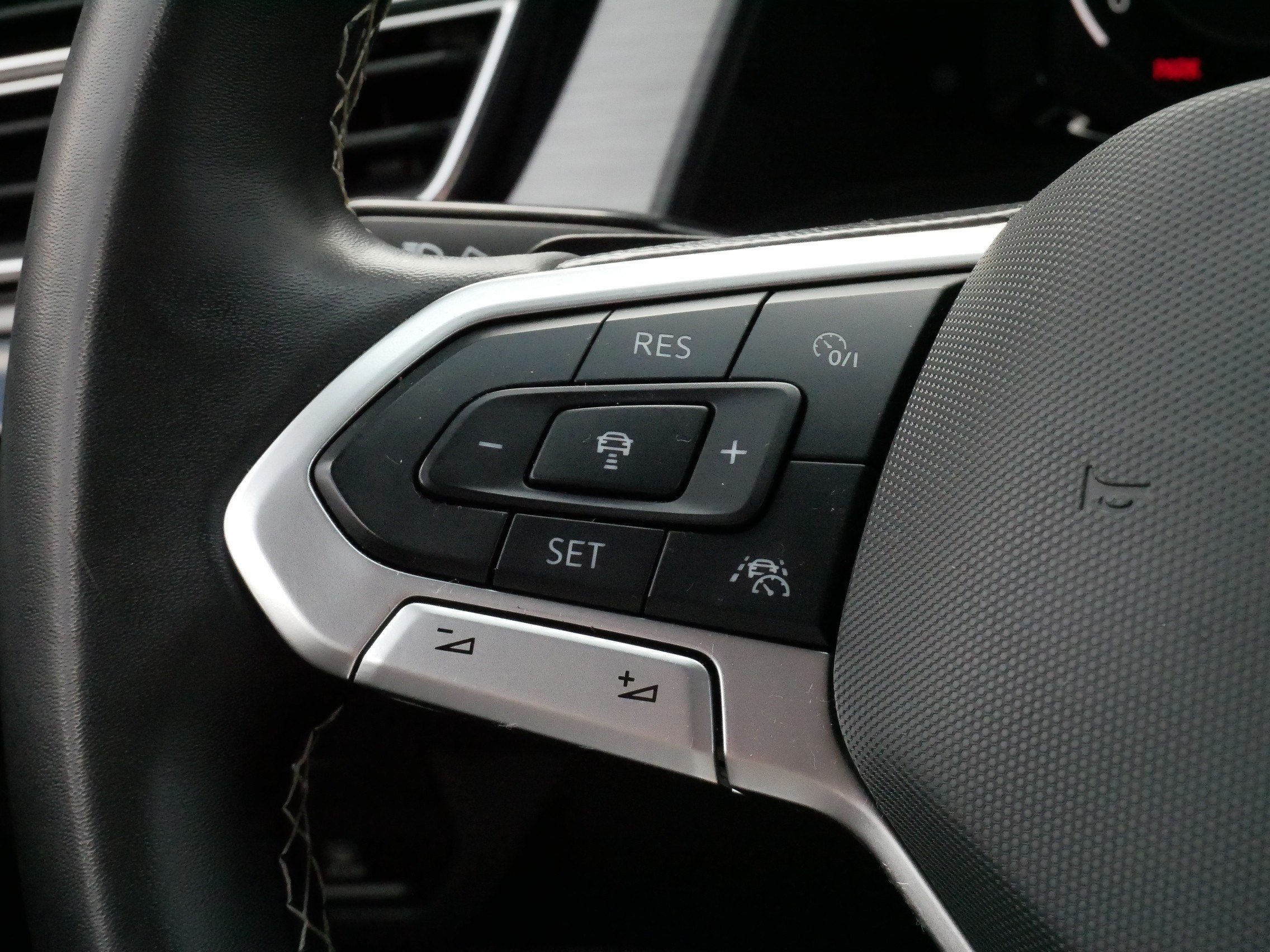 Certified 2024 Volkswagen Atlas Cross Sport SE w/ Panoramic Sunroof Package AWD/4WD image 26