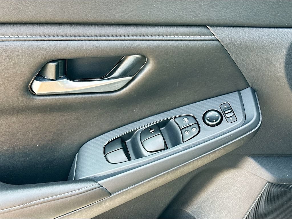 Used 2025 Nissan Sentra SV FWD image 22