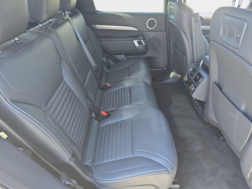 Used 2025 Land Rover Discovery Dynamic SE image 11