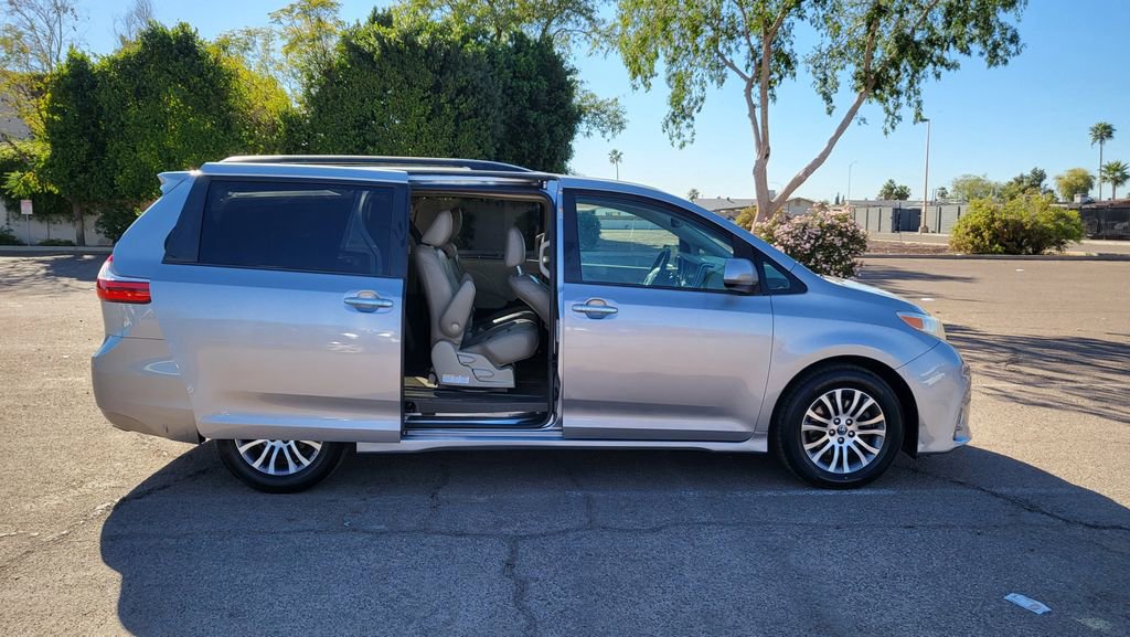 Used 2018 Toyota Sienna XLE w/ XLE Navigation Package image 18