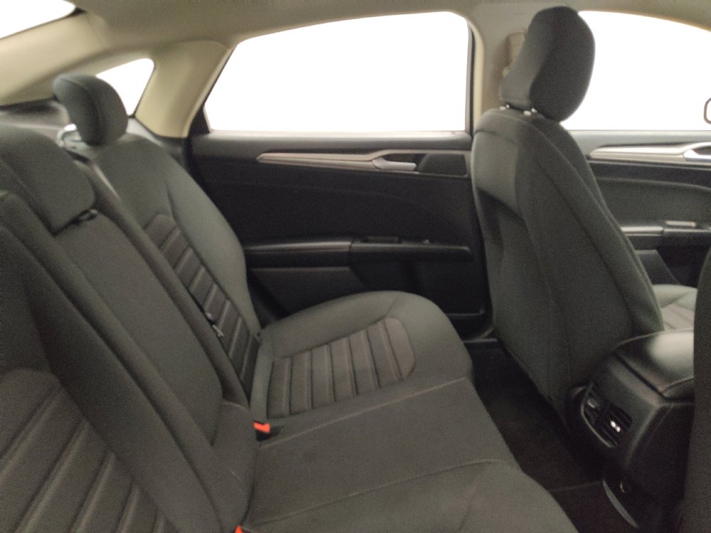 Used 2020 Ford Fusion SE FWD image 19
