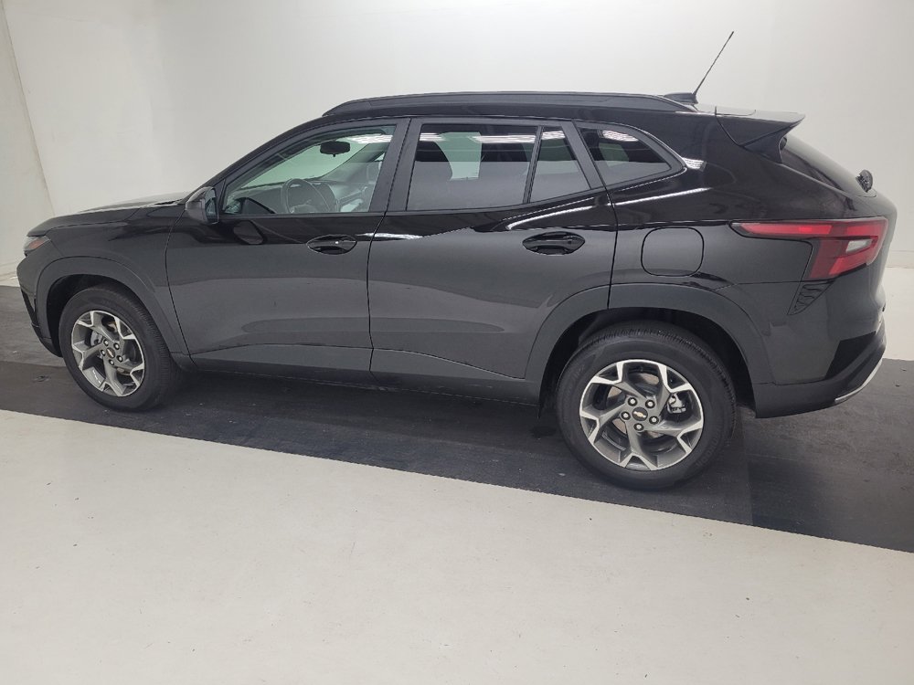 Used 2025 Chevrolet Trax LT w/ Driver Confidence Package FWD image 3