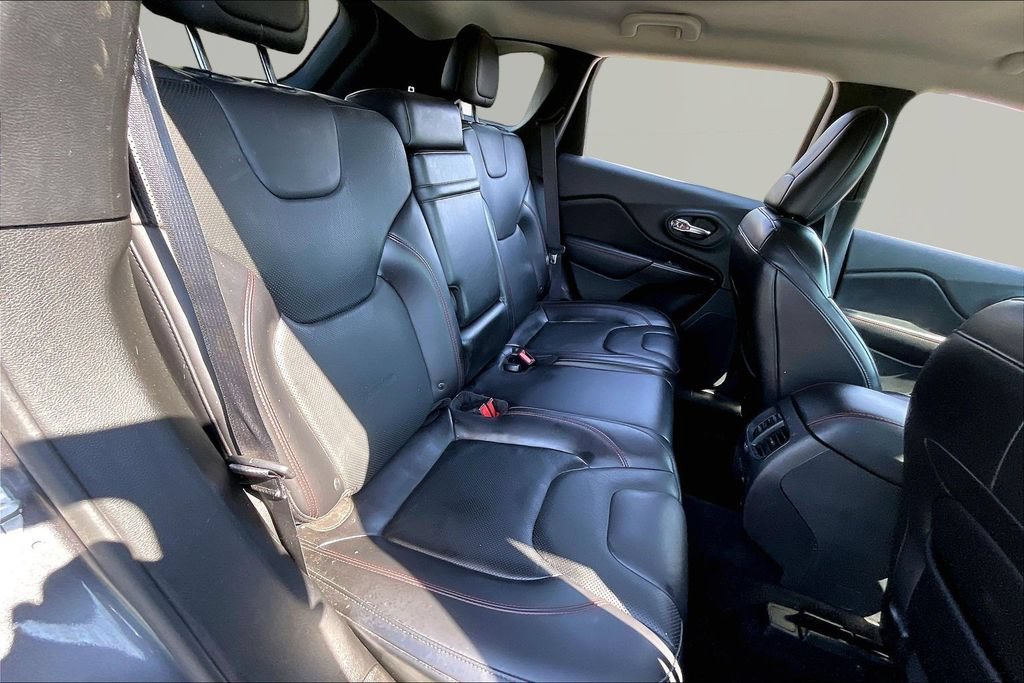 Used 2019 Jeep Cherokee Trailhawk AWD/4WD image 28