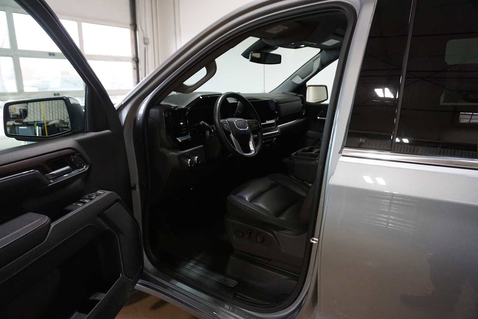 Certified 2025 GMC Sierra 1500 SLT image 9