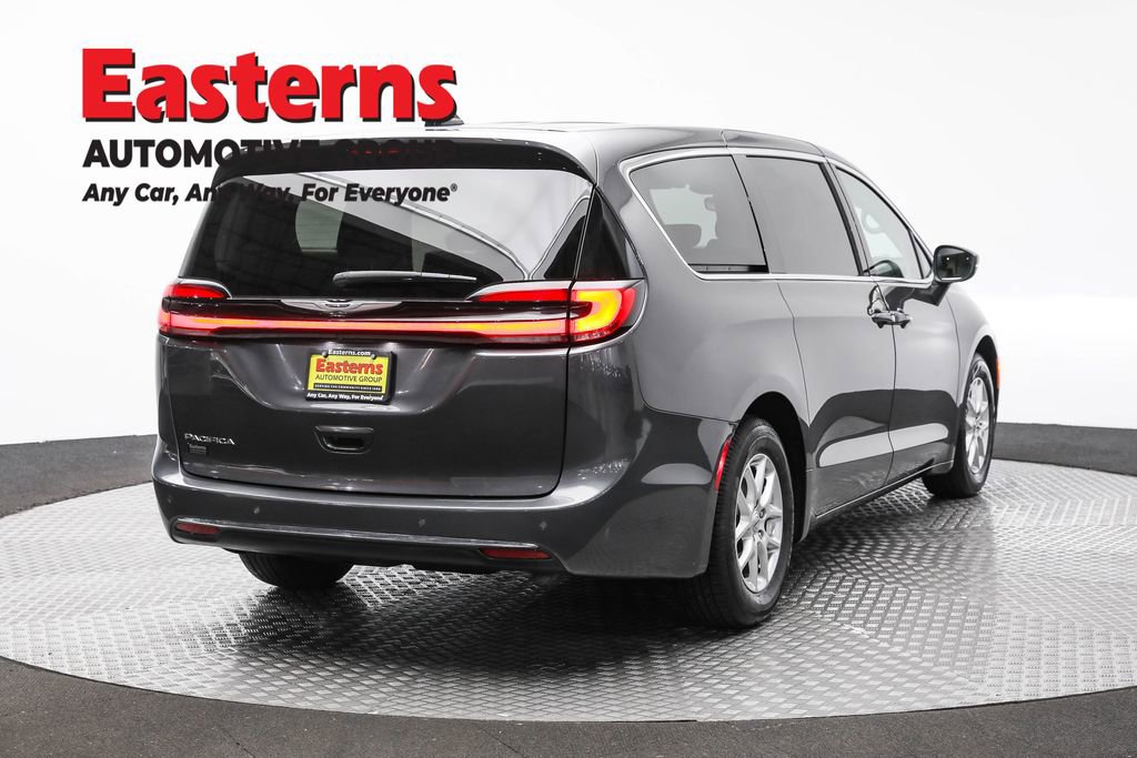 Used 2023 Chrysler Pacifica Touring-L FWD image 5