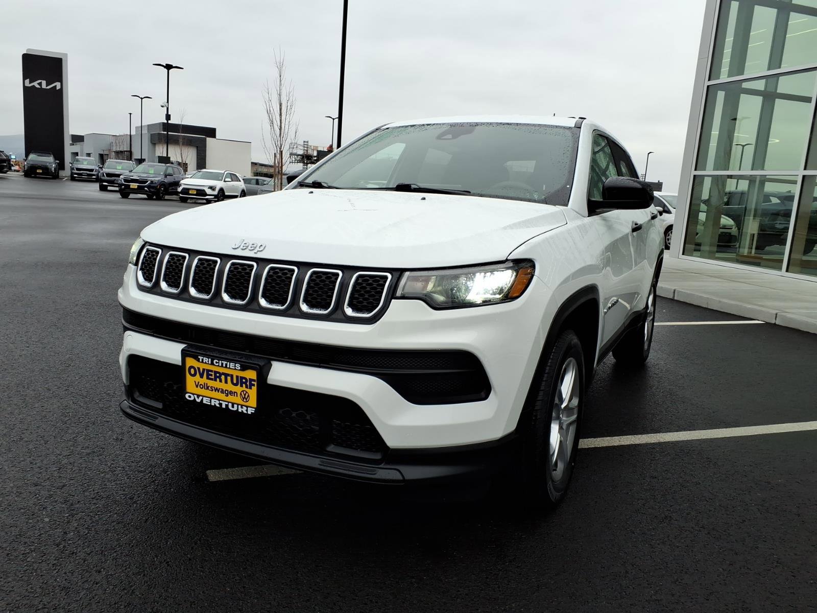 Used 2023 Jeep Compass Sport image 3