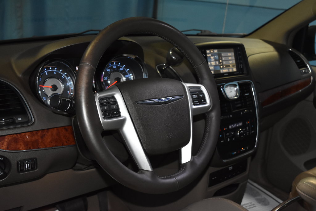 Used 2015 Chrysler Town & Country Touring-L w/ Driver Convenience Group FWD image 2