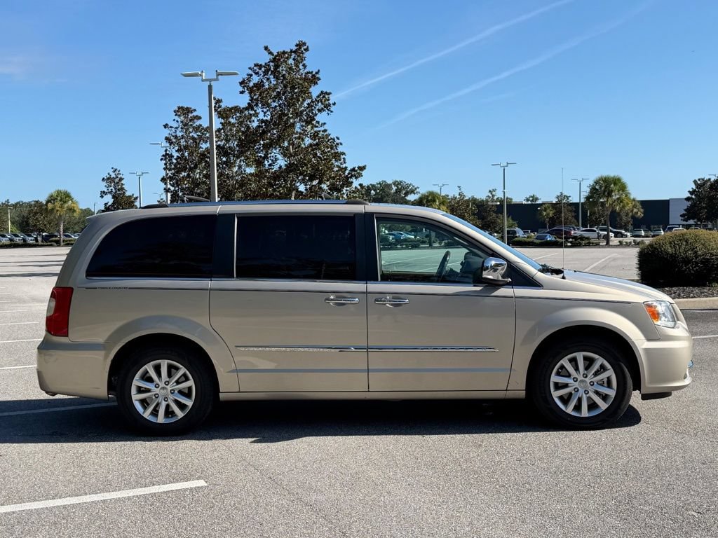 Used 2016 Chrysler Town & Country Limited Platinum FWD image 6