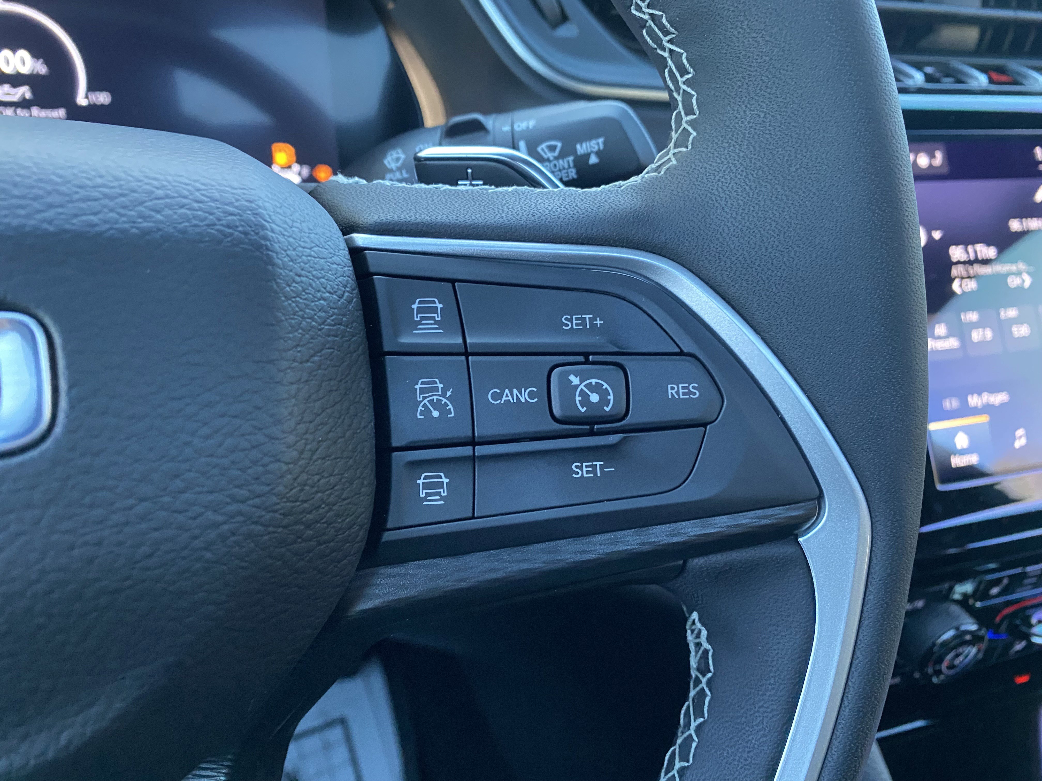 Used 2025 Jeep Grand Cherokee Altitude image 21