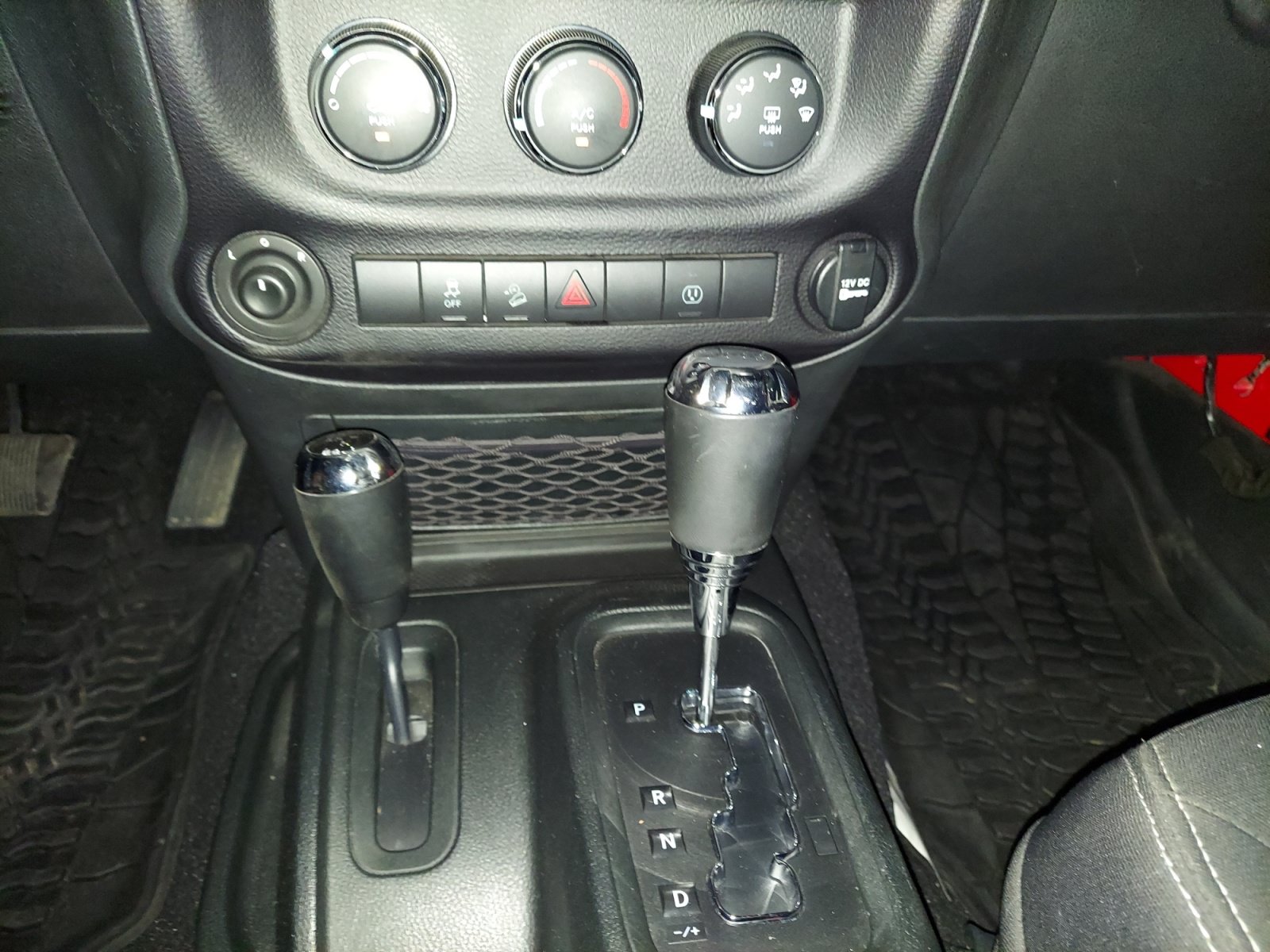 Used 2018 Jeep Wrangler Unlimited Rubicon w/ Connectivity Group AWD/4WD image 21