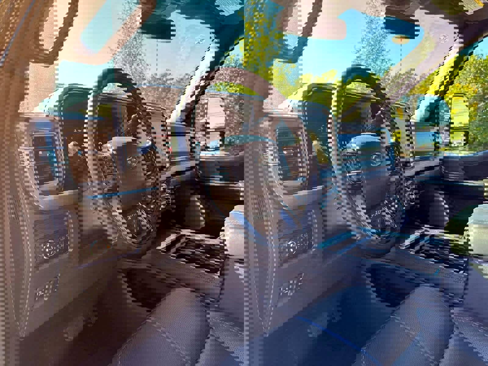 Used 2025 Ford F250 Platinum w/ FX4 Off-Road Package image 23