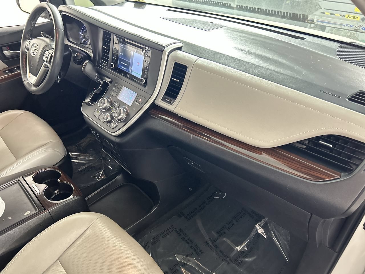 Used 2020 Toyota Sienna Limited Premium w/ Carpet Mat Package FWD image 27