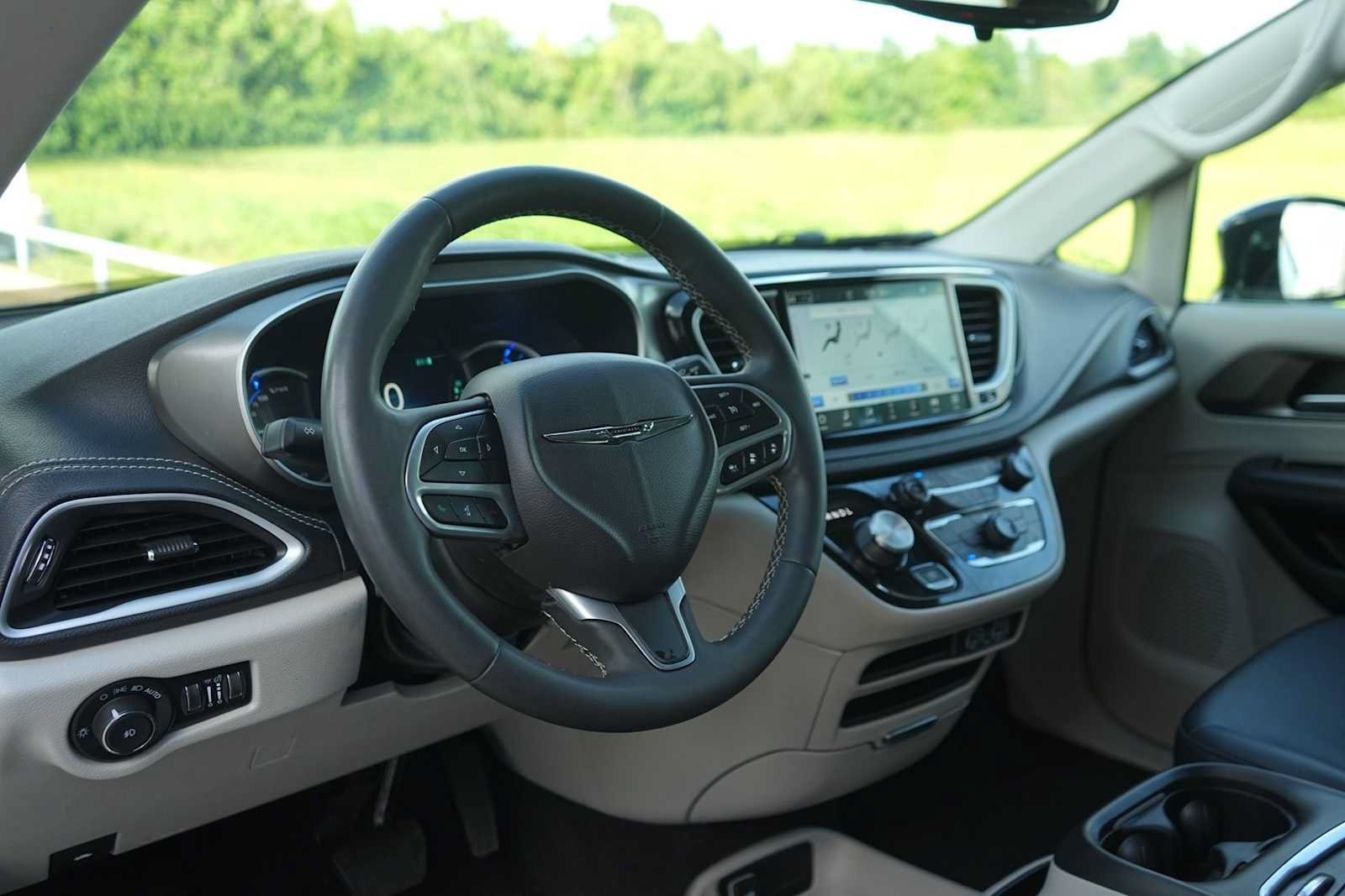 Used 2024 Chrysler Pacifica Limited FWD image 2
