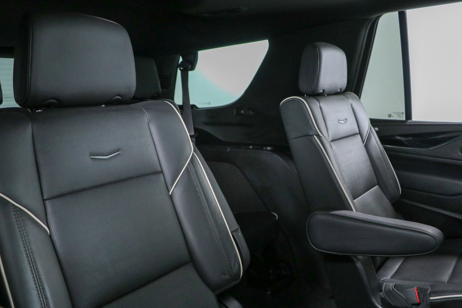 Used 2024 Cadillac Escalade Sport w/ LPO, ONYX Package AWD/4WD image 34
