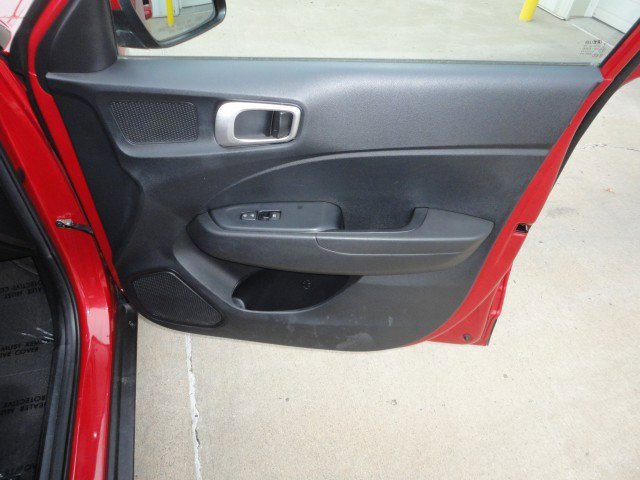 Used 2023 Hyundai Venue SE image 17