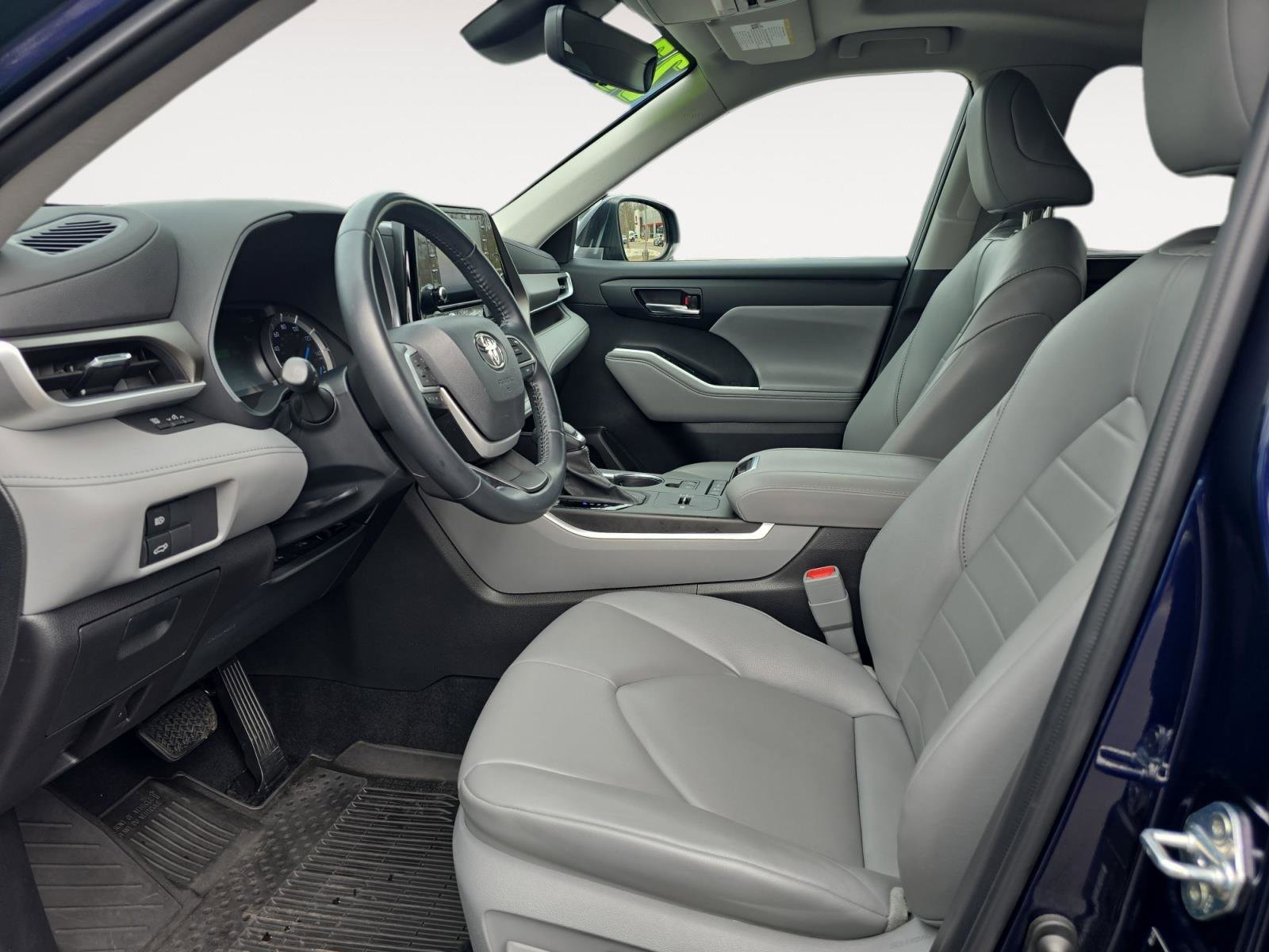 Used 2022 Toyota Highlander XLE image 10