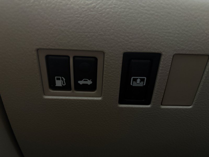 Used 2009 Toyota Avalon Limited FWD image 38