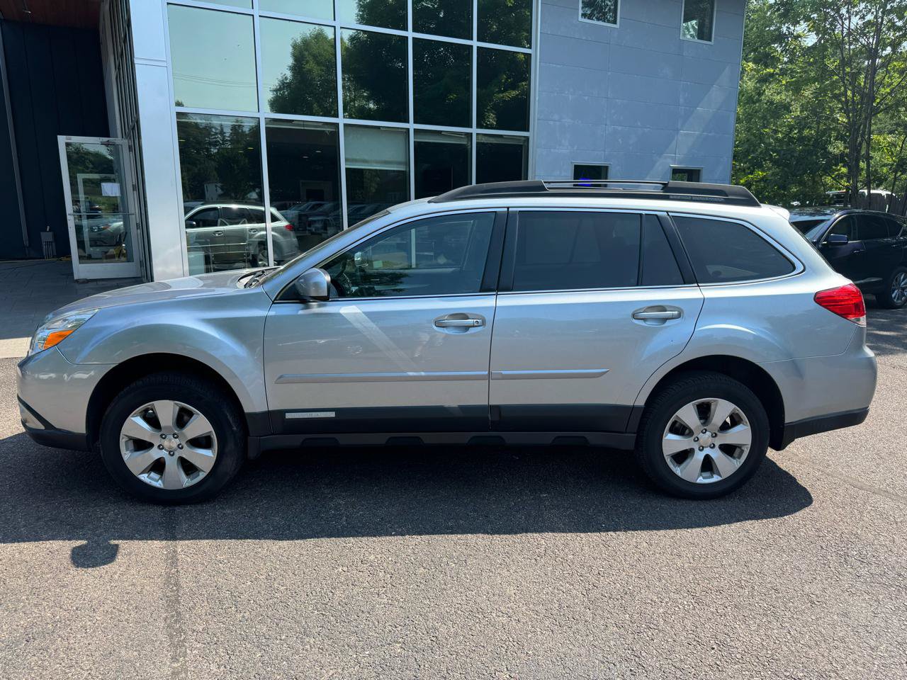 Used 2012 Subaru Outback 2.5i Premium w/ All-Weather Pkg AWD/4WD image 2