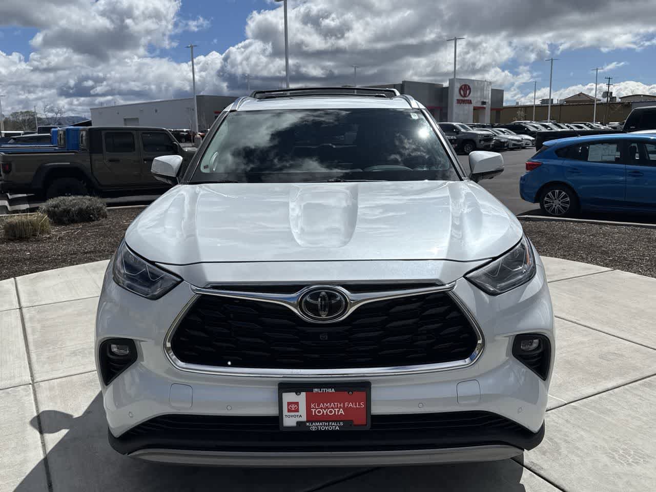 Used 2023 Toyota Highlander Platinum image 3