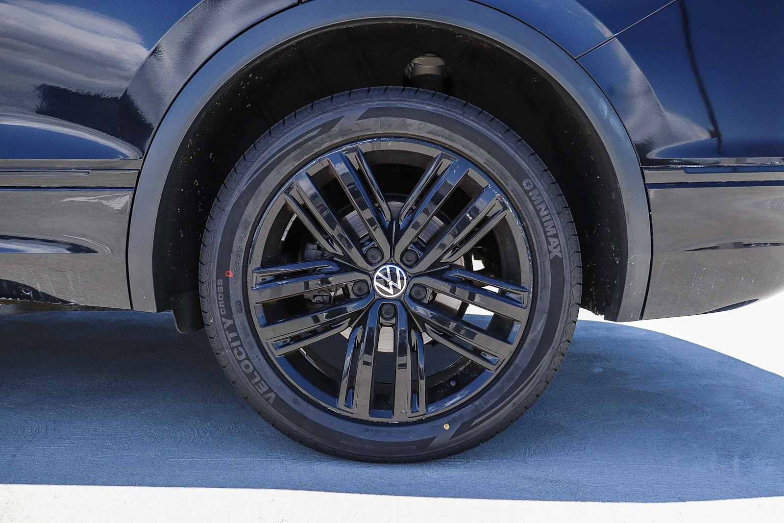 Certified 2022 Volkswagen Tiguan SE R-Line FWD image 10
