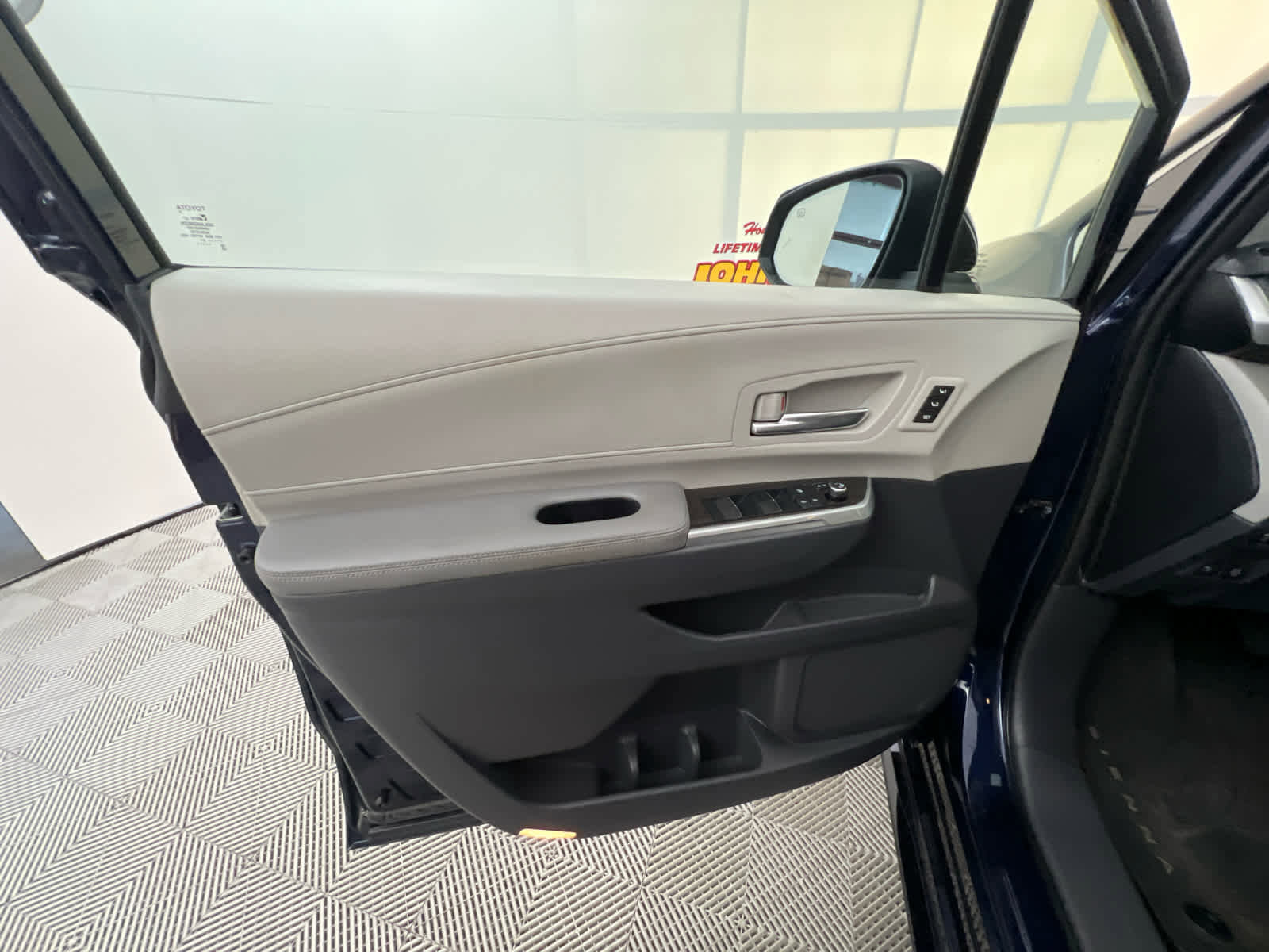 Used 2021 Toyota Sienna Limited image 20