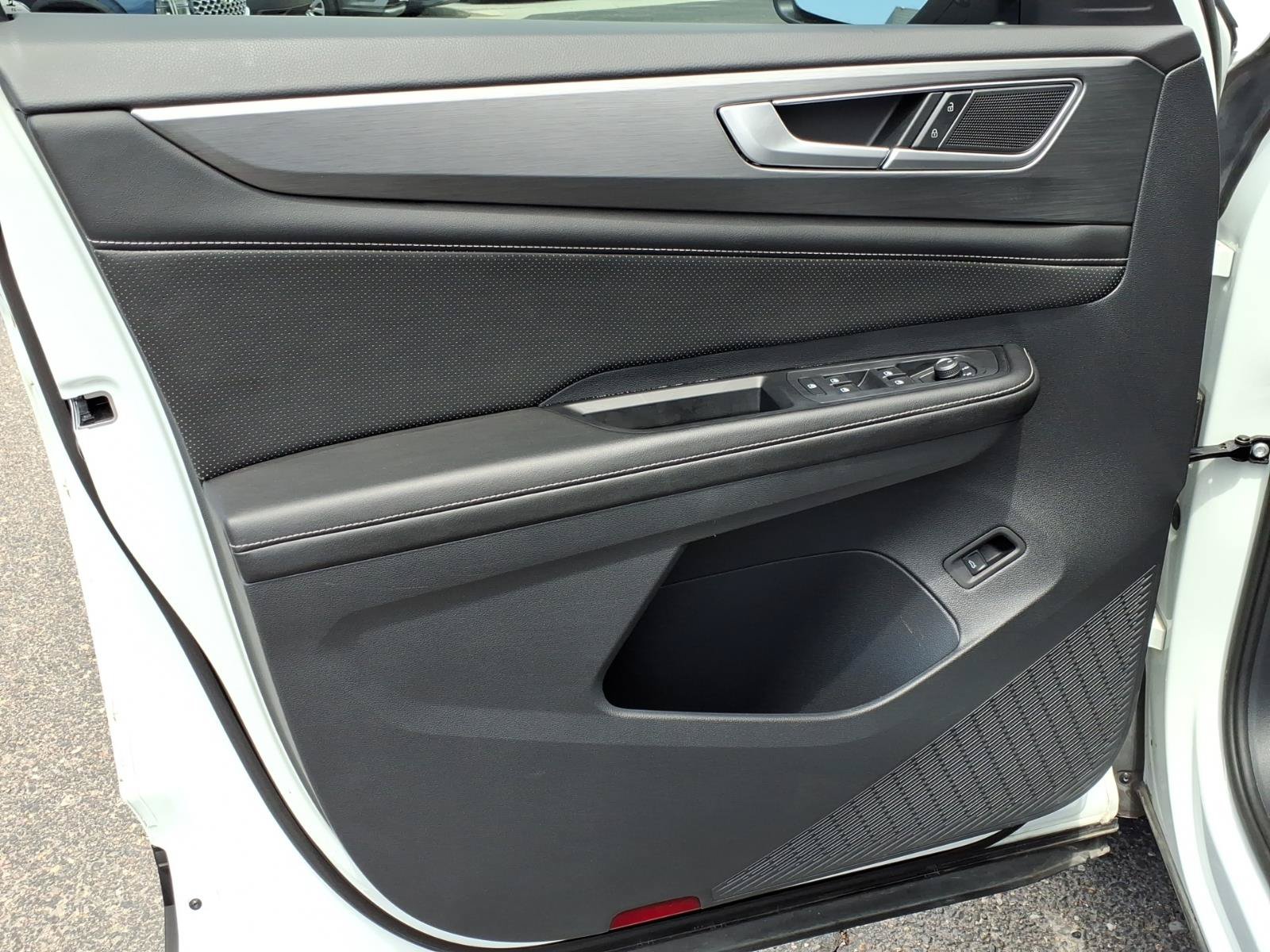 Certified 2024 Volkswagen Atlas Cross Sport SE w/ Panoramic Sunroof Package FWD image 17