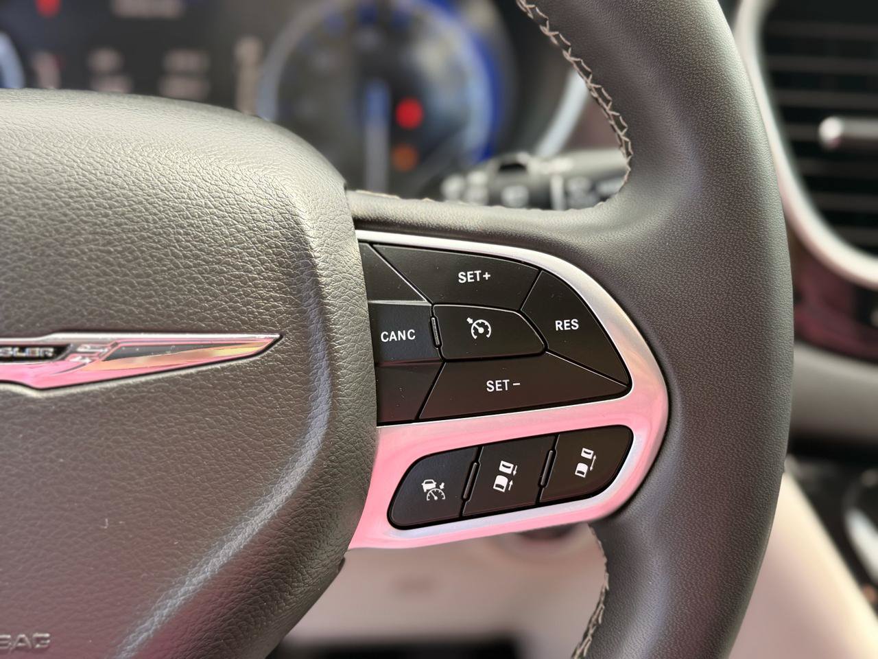 Used 2024 Chrysler Pacifica Touring-L FWD image 27
