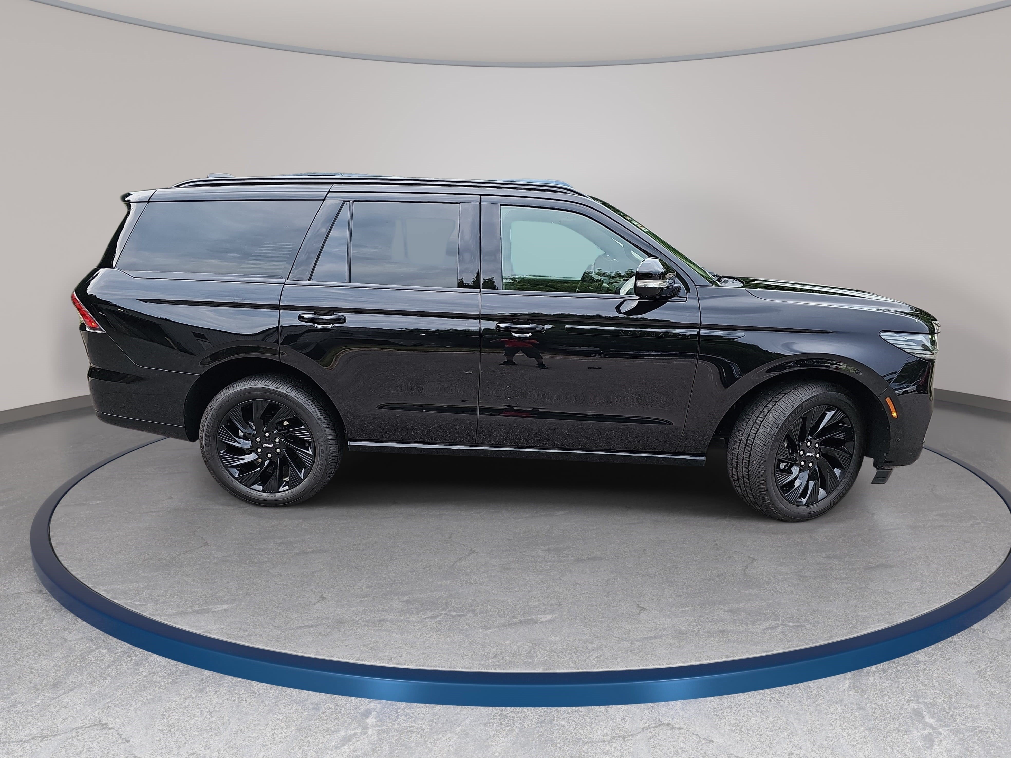 Used 2025 Lincoln Navigator Reserve w/ Jet Appearance Package AWD/4WD image 4