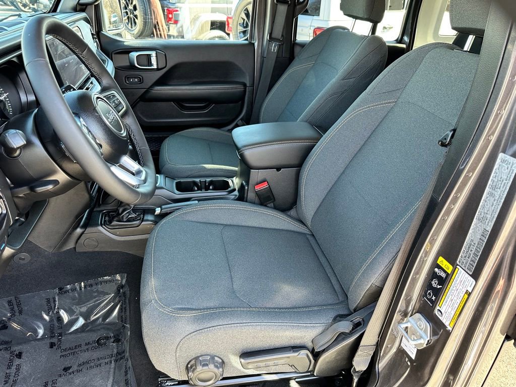 Used 2025 Jeep Wrangler Unlimited Sahara image 18