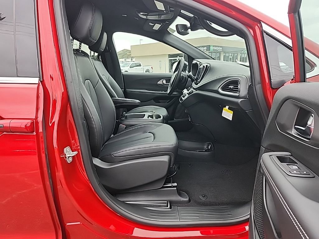New 2026 Chrysler Pacifica Select image 11