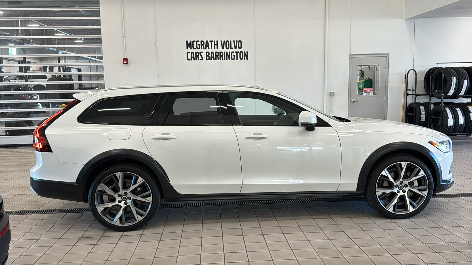 Used 2025 Volvo V90 B6 Cross Country Ultra w/ Protection Package Premier AWD/4WD image 4