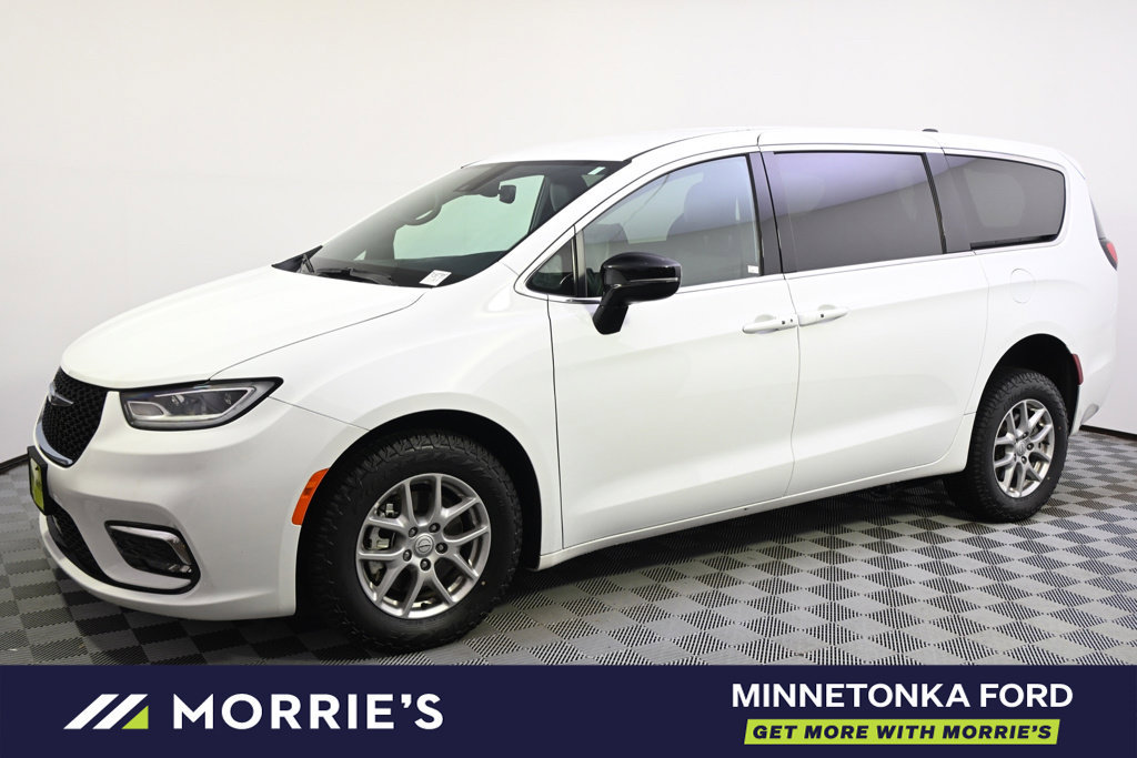 Used 2026 Chrysler Pacifica Select FWD image 2