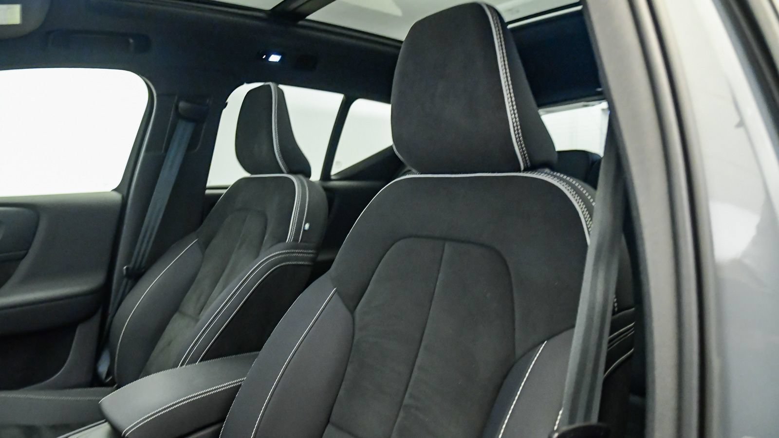 Certified 2023 Volvo XC40 B5 Plus w/ Protection Package Premier AWD/4WD image 18