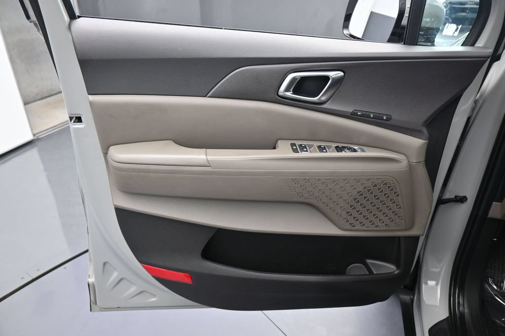 Used 2025 Kia Carnival EX FWD image 13