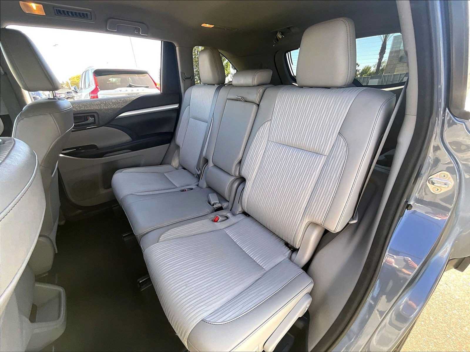 Used 2018 Toyota Highlander Plus w/ Carpet Mat Package (TMS) FWD image 29