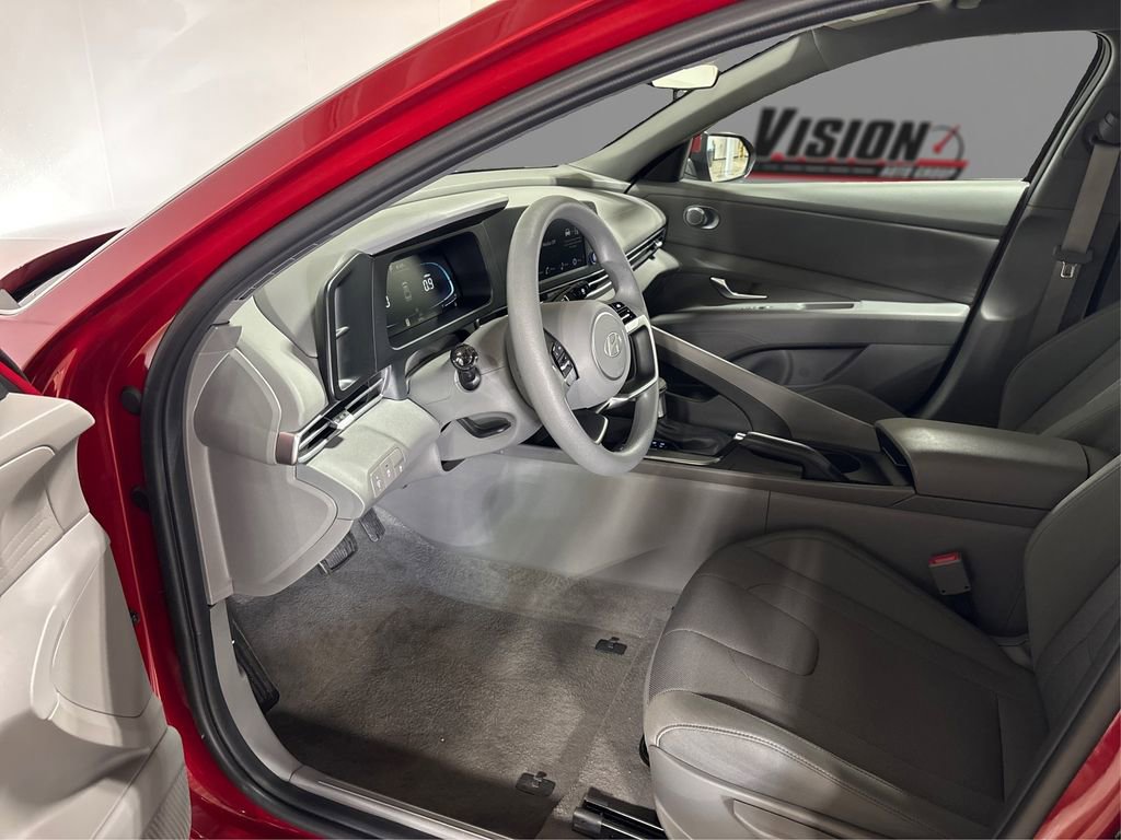 Certified 2025 Hyundai Elantra SE image 9