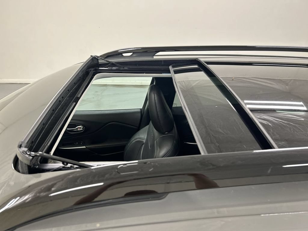 Used 2022 Jeep Cherokee Limited w/ Elite Package AWD/4WD image 20