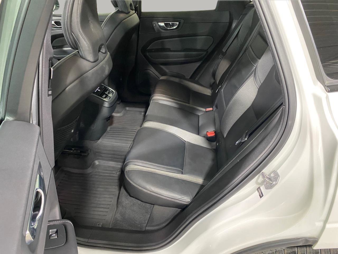 Used 2021 Volvo XC60 T5 R-Design image 11