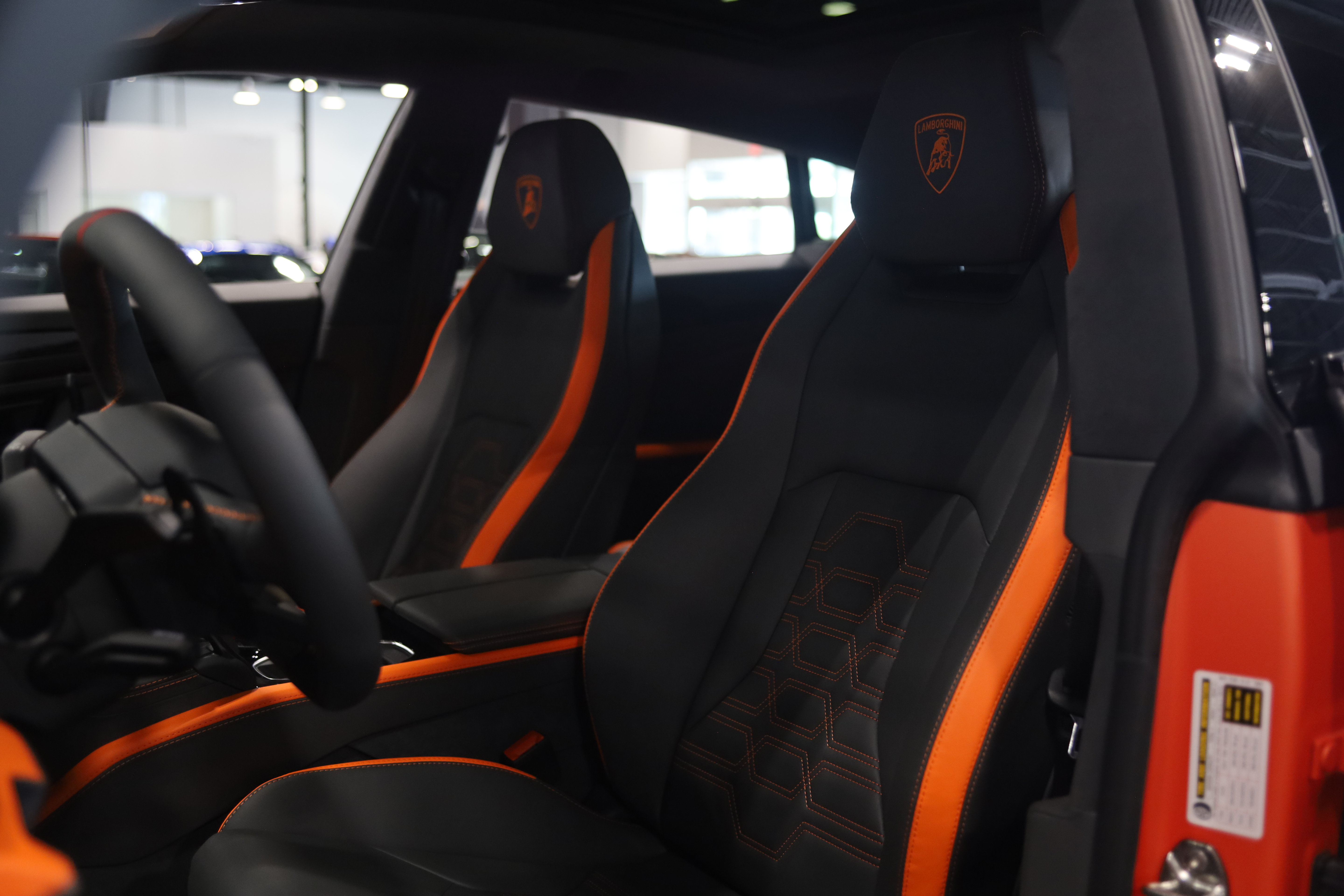 Used 2025 Lamborghini Urus SE AWD/4WD image 14